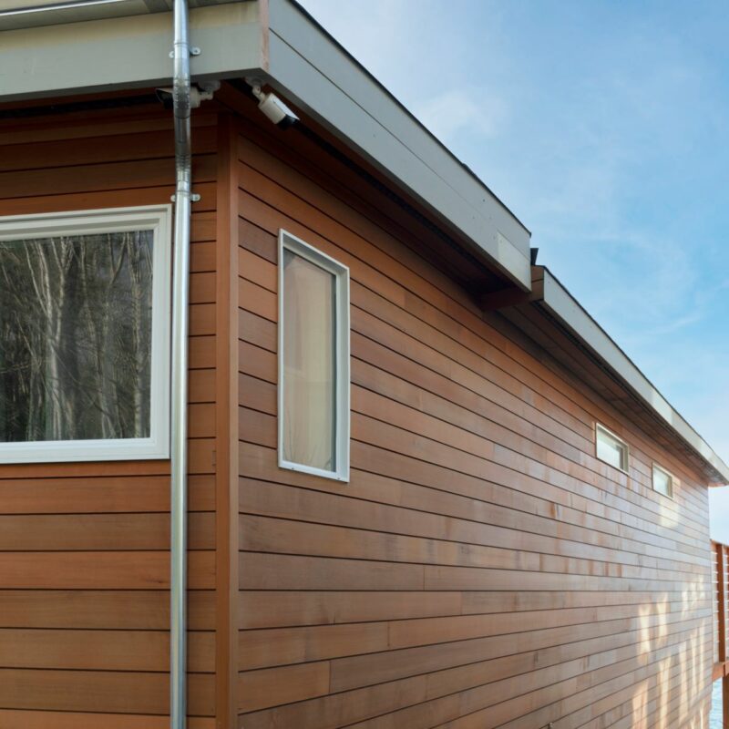 Pourquoi utiliser une huile ou un saturateur pour protéger un bardage bois dans le bâtiment